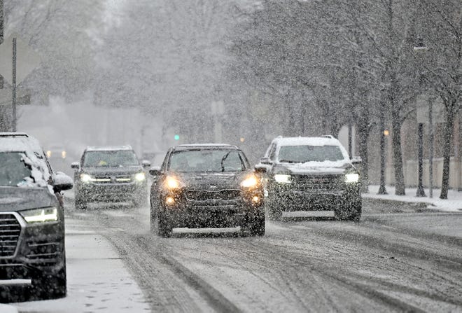 Traffic moves on West Philadelphia Street as snow falls in York City, Saturday, Jan. 6, 2024. (Dawn J. Sagert/The York Dispatch)